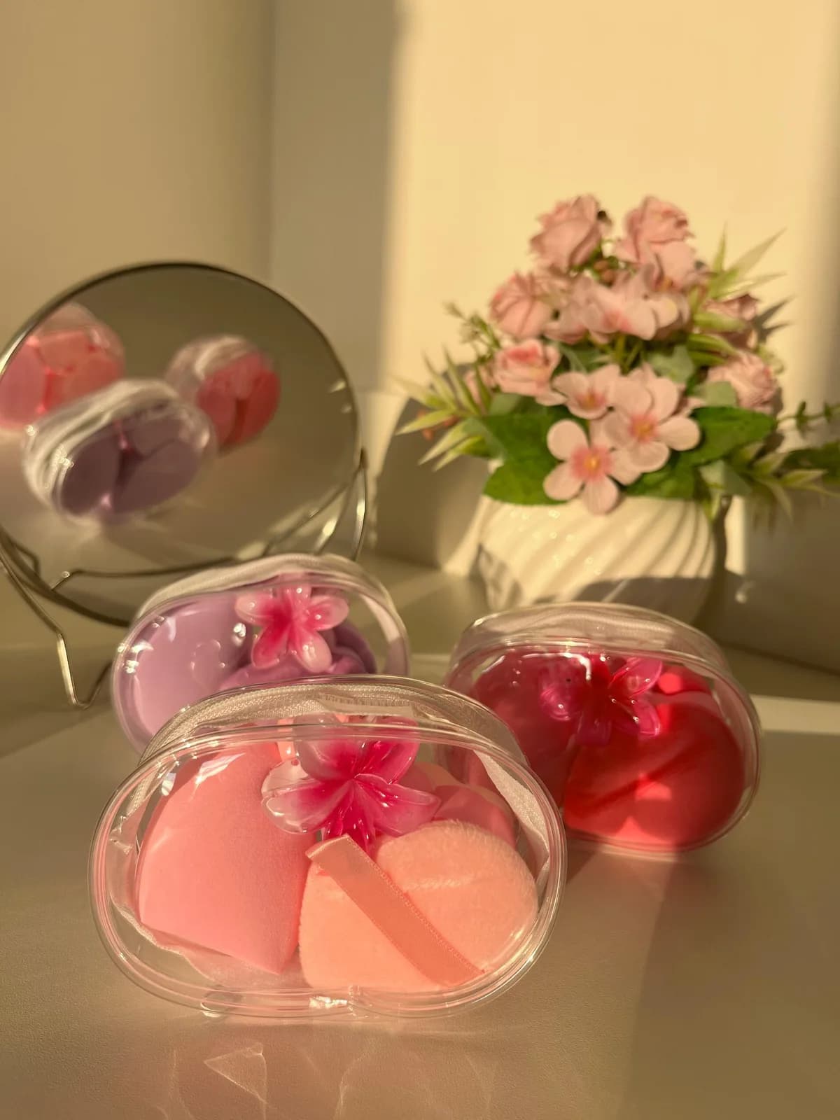 🌸 Mini Necessaire com Esponjas de Make + Presilha de Flor