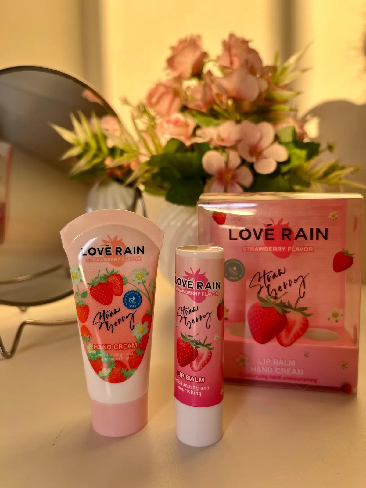 🍓 Kit Love Rain Morango — Lip Balm + Creme para Mãos